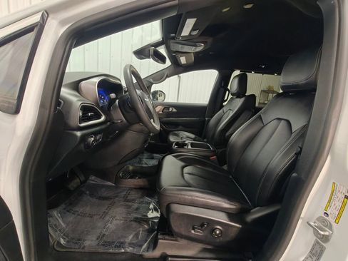 Used 2025 Chrysler Pacifica Select image 27