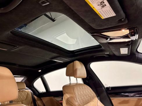 Used 2018 BMW 750i image 6