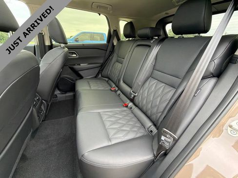 Certified 2025 Nissan Rogue Platinum w/ Platinum Premium Package FWD image 14