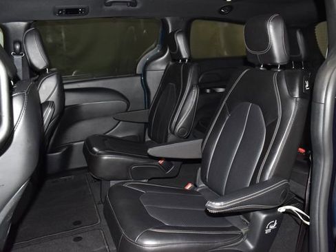 Certified 2025 Chrysler Pacifica Select image 31