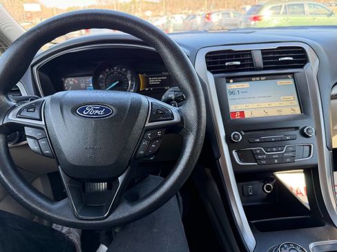 Used 2018 Ford Fusion SE image 18