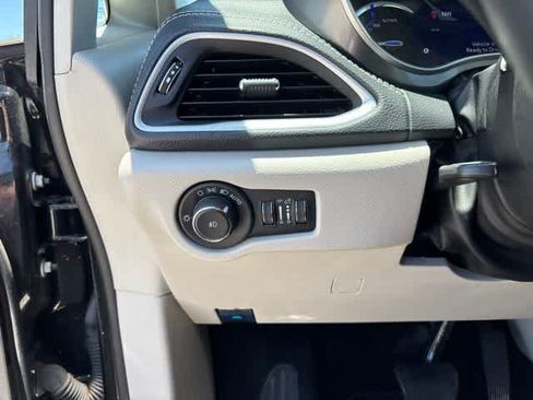 Used 2023 Chrysler Pacifica Touring-L FWD image 10