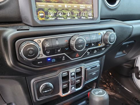 Used 2021 Jeep Wrangler Unlimited Sahara w/ Cold Weather Group AWD/4WD image 18