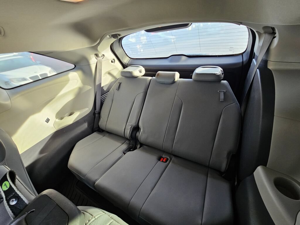 Used 2021 Toyota Sienna XLE FWD image 28