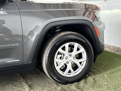 Used 2022 Jeep Grand Cherokee Limited w/ Luxury Tech Group II image 16