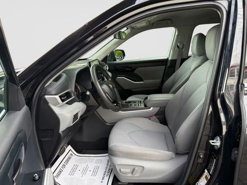 Used 2021 Toyota Highlander L AWD/4WD image 12