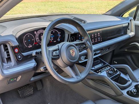 Certified 2025 Porsche Cayenne AWD/4WD image 4