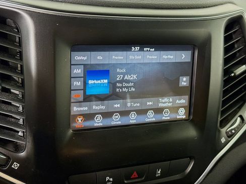 Used 2021 Jeep Cherokee Latitude Plus AWD/4WD image 7