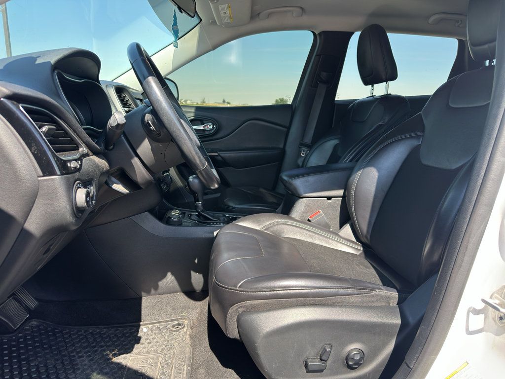 Used 2020 Jeep Cherokee Latitude Plus AWD/4WD image 3