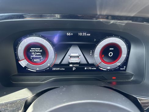 Used 2024 Nissan Pathfinder Platinum image 16