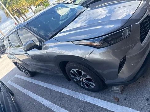 Used 2025 Toyota Highlander XLE image 4