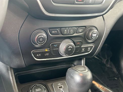 Used 2022 Jeep Cherokee Latitude w/ Sun & Sound Group image 14