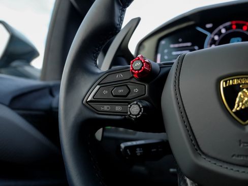 Used 2025 Lamborghini Revuelto image 18