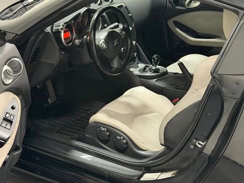Used 2009 Nissan 370Z Touring image 8