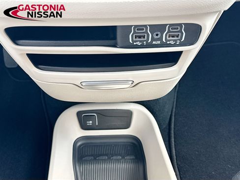 Used 2024 Chrysler Pacifica Touring-L FWD image 27