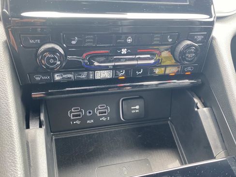 Used 2025 Jeep Grand Cherokee Altitude RWD image 28