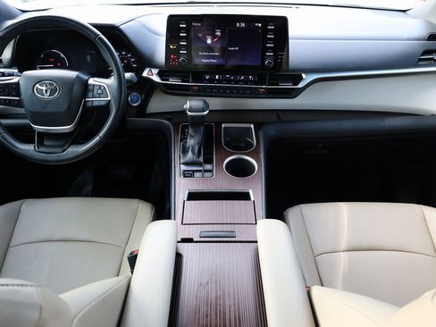 Used 2024 Toyota Sienna XLE image 2