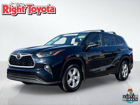Used 2024 Toyota Highlander LE AWD/4WD image 1
