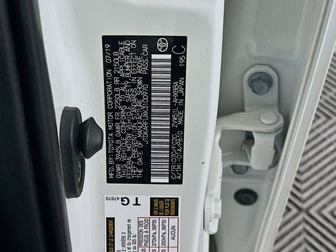 Used 2019 Toyota Prius L Eco w/ Carpet Mat Package FWD image 12