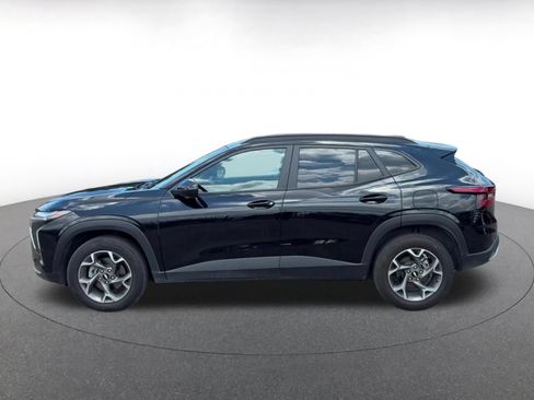 Used 2025 Chevrolet Trax LT FWD image 8