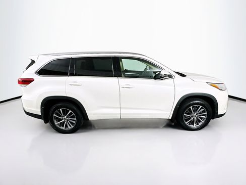Used 2018 Toyota Highlander XLE image 10