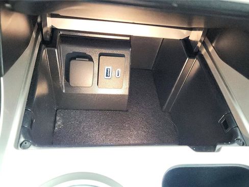 Used 2023 Ford Explorer XLT image 40