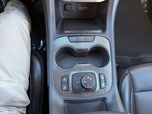 Used 2023 GMC Acadia SLT image 32