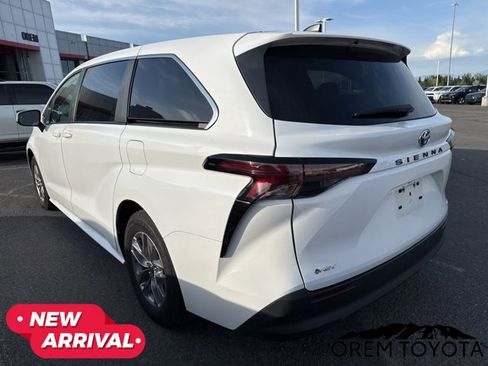 Used 2025 Toyota Sienna LE FWD image 18