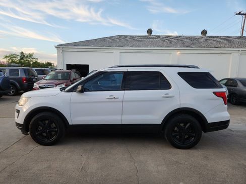 Used 2018 Ford Explorer XLT image 2