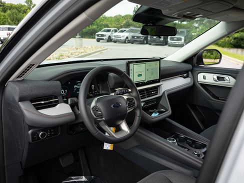 New 2026 Ford Explorer Active RWD image 13