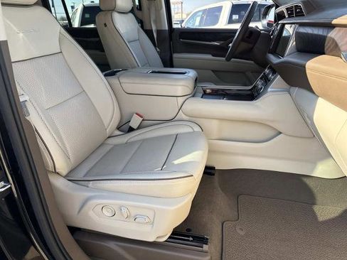 Used 2022 GMC Yukon XL Denali RWD image 11