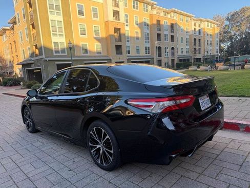 Used 2018 Toyota Camry SE FWD image 8