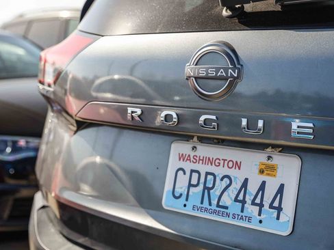 Used 2023 Nissan Rogue SV FWD image 8