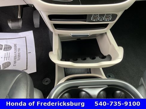 Used 2024 Chrysler Pacifica Touring-L FWD image 37