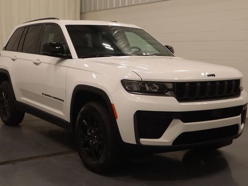 New 2026 Jeep Grand Cherokee Altitude AWD/4WD image 2