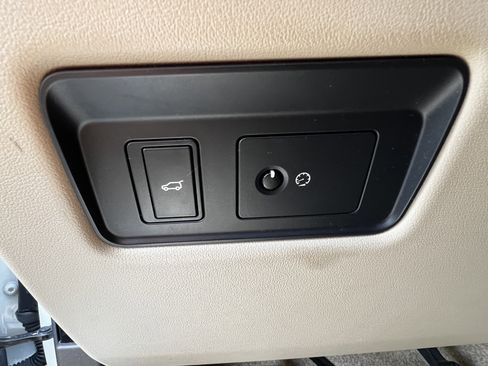 Used 2016 Land Rover Range Rover HSE image 15