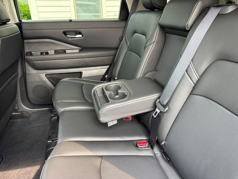 Used 2025 Nissan Pathfinder SL AWD/4WD image 27