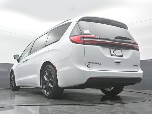 Used 2025 Chrysler Pacifica Limited FWD image 53