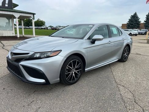 Used 2024 Toyota Camry SE FWD image 4