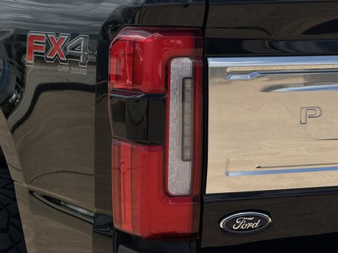 Used 2023 Ford F250 Platinum w/ FX4 Off-Road Package AWD/4WD image 13