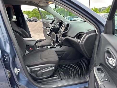 Used 2020 Jeep Cherokee Latitude w/ Cold Weather Group AWD/4WD image 24