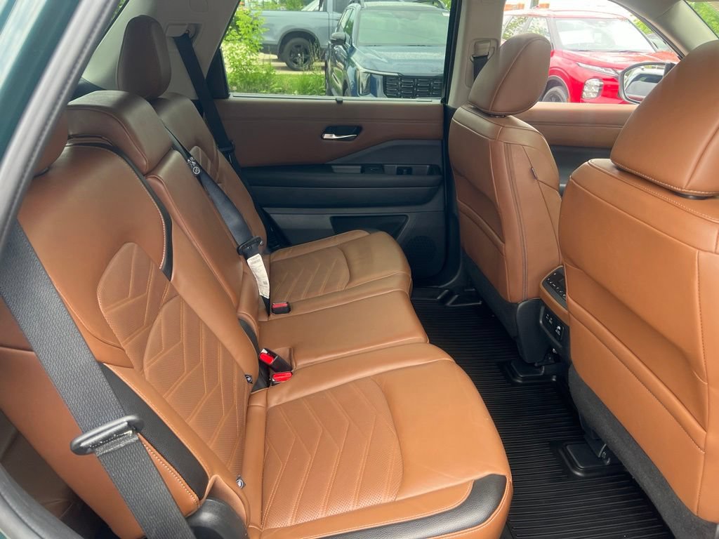 Certified 2024 Nissan Pathfinder Platinum w/ Black Appearance Package AWD/4WD image 15