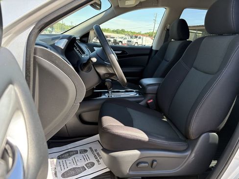 Used 2020 Nissan Pathfinder SV image 11