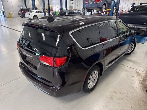 Used 2017 Chrysler Pacifica Touring-L FWD image 13
