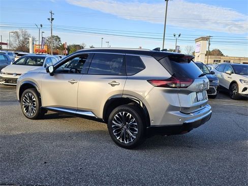 Used 2025 Nissan Rogue Platinum w/ Tech Package image 9