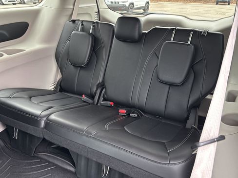Used 2023 Chrysler Pacifica Touring-L image 6