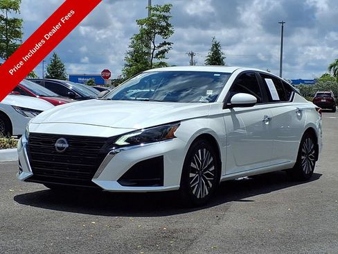 Used 2024 Nissan Altima 2.5 SV w/ SV Premium Package FWD image 3