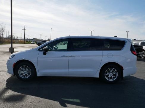 New 2026 Chrysler Pacifica Select image 4