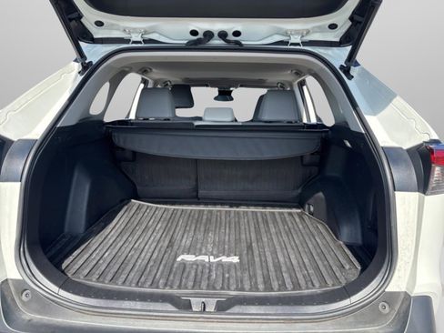 Used 2022 Toyota RAV4 XLE Premium image 31