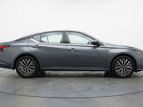 Used 2025 Nissan Altima 2.5 SV FWD image 11